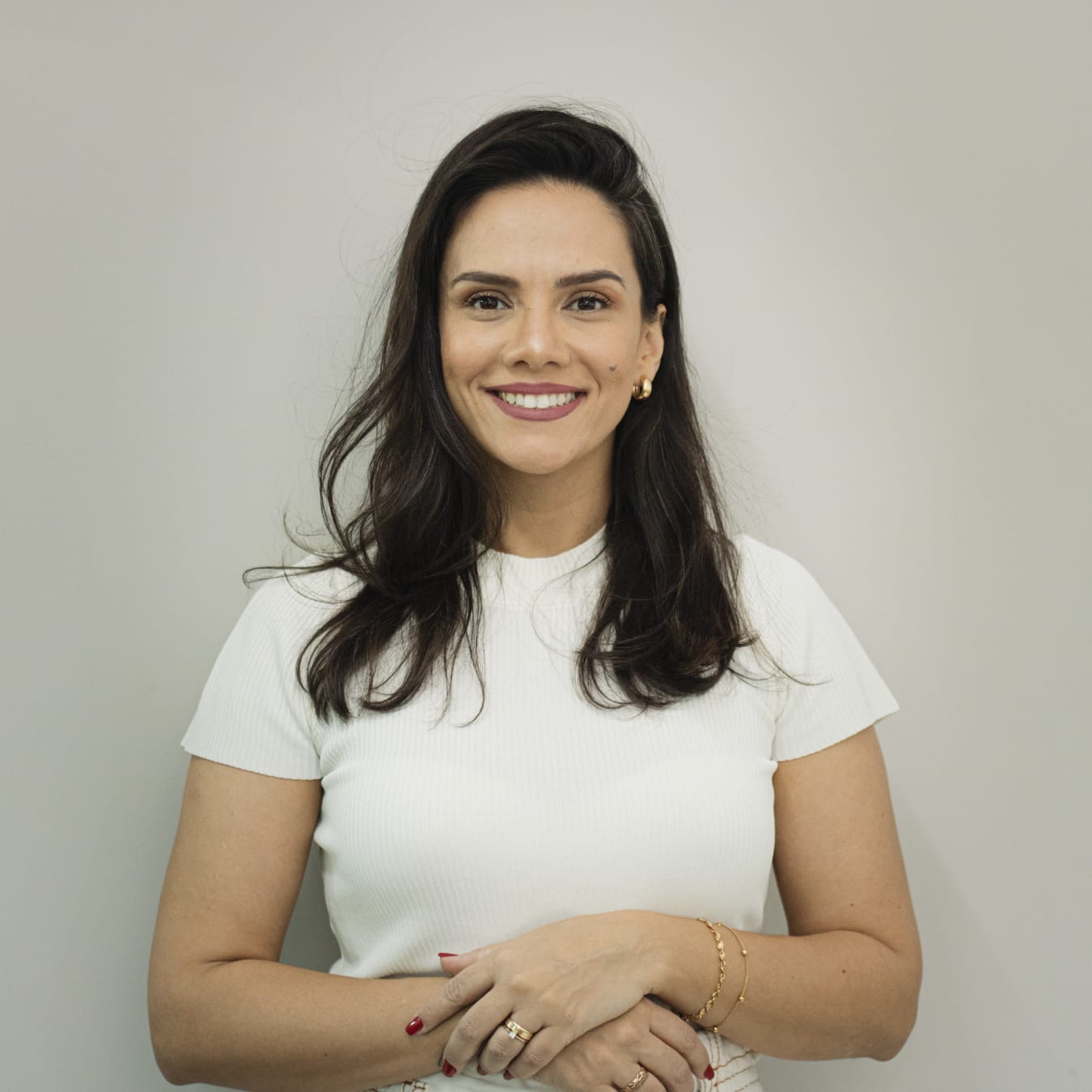 Professora de pilates auxiliando aluna